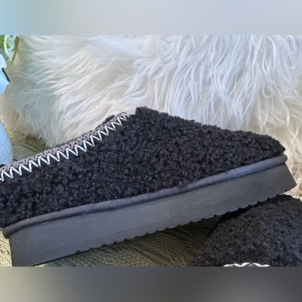 Earth Cozy Black Sherpa Slip-On Slippers - Picture 5 of 7